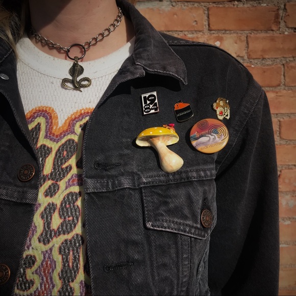 SOLD || VINTAGE Magic Mushroom Brooch - Picture 5 of 5